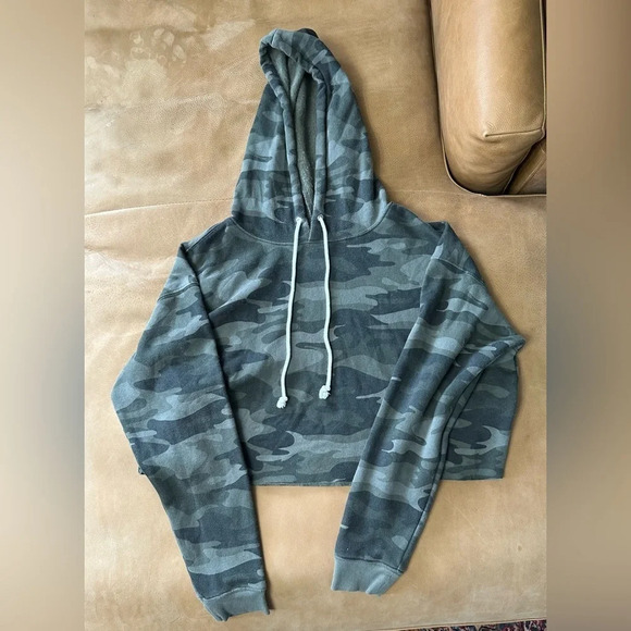 wild fable Tops - Women’s Target Wild Fable Crop Camo Hoodie Size Large